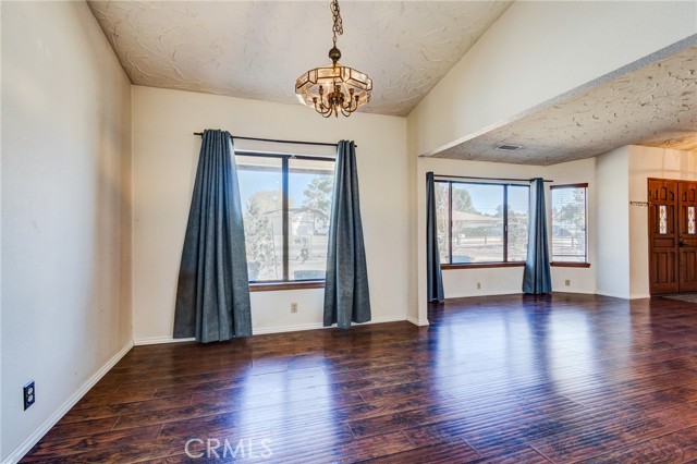 Detail Gallery Image 16 of 43 For 14076 Wawona Rd, Apple Valley,  CA 92307 - 3 Beds | 2 Baths