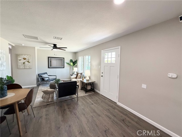 Detail Gallery Image 4 of 27 For 9196 Redwood Ave, Fontana,  CA 92335 - 3 Beds | 2 Baths