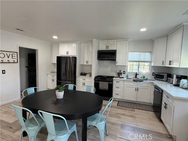 Detail Gallery Image 9 of 24 For 6725 Belmar Ave, Reseda,  CA 91335 - 4 Beds | 2 Baths