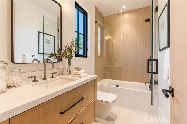 Detail Gallery Image 21 of 37 For 16711 Moorpark St, Encino,  CA 91436 - 6 Beds | 6/1 Baths