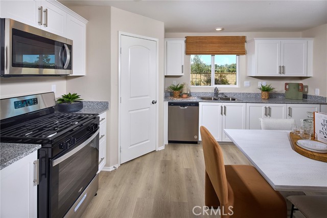 Detail Gallery Image 7 of 20 For 8217 Perada St, Jurupa Valley,  CA 92509 - 4 Beds | 3 Baths