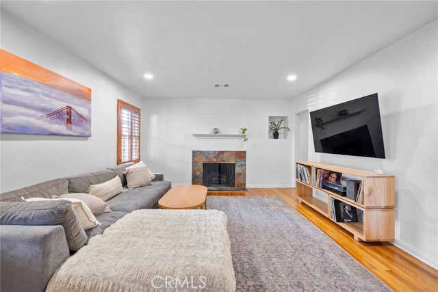 Detail Gallery Image 5 of 42 For 3989 Coolidge, Los Angeles,  CA 90066 - 3 Beds | 2 Baths