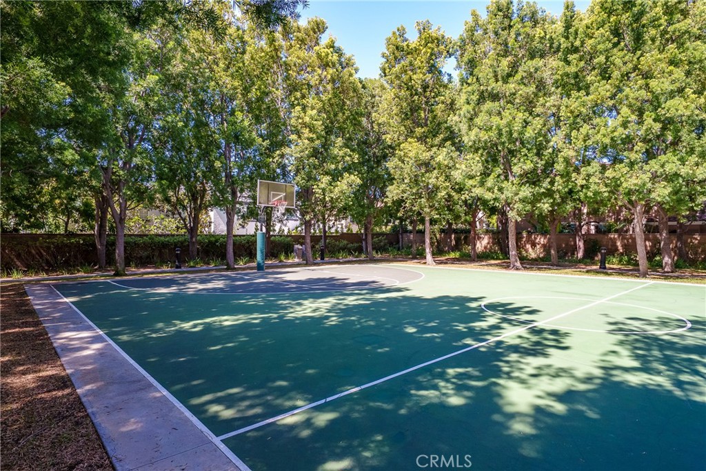 https://media.crmls.org/medias/f4015b10-2df4-4ff3-984c-cc0491eb1611.jpg?preset=X-Large