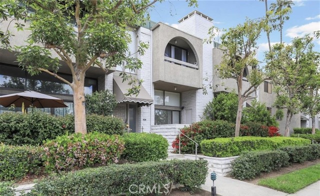 Detail Gallery Image 4 of 37 For 5305 White Oak Ave #F,  Encino,  CA 91316 - 2 Beds | 3 Baths