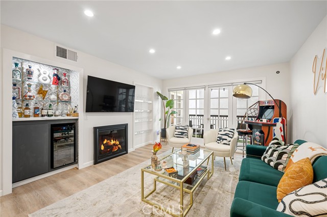 Detail Gallery Image 1 of 17 For 906 N Doheny Dr #318,  West Hollywood,  CA 90069 - 1 Beds | 1 Baths
