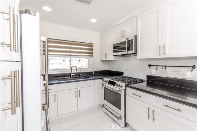 Detail Gallery Image 6 of 23 For 624 Hawthorne St a,  Glendale,  CA 91204 - 2 Beds | 2 Baths