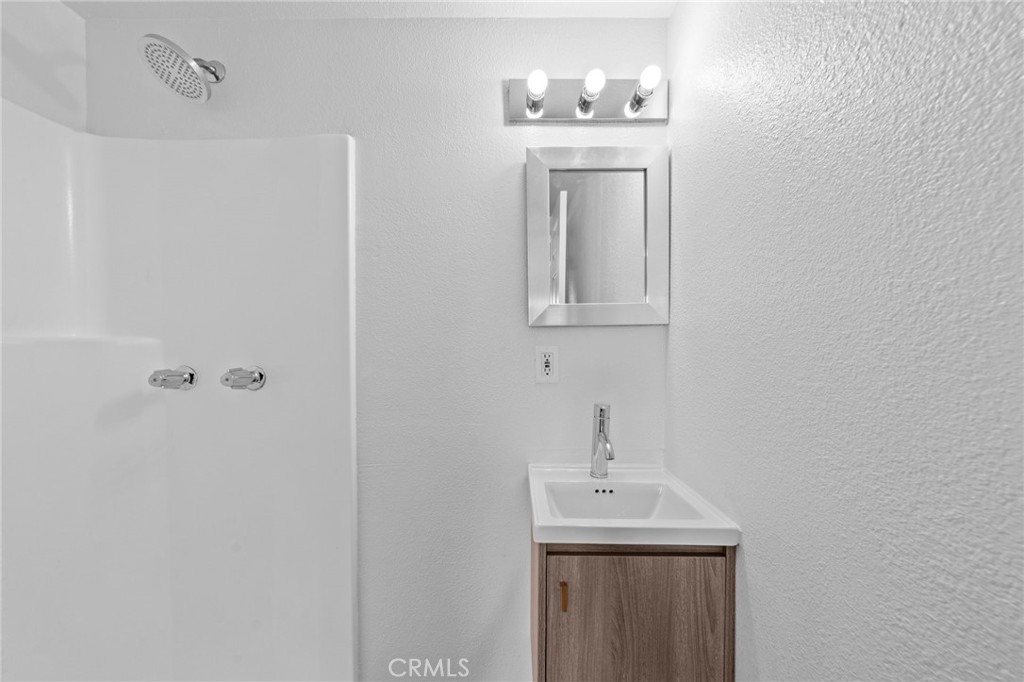 https://media.crmls.org/medias/f407555c-bd04-4523-874b-868463c32568.jpg?preset=X-Large