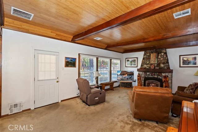 Detail Gallery Image 4 of 30 For 681 Chipmunk Ln, Big Bear Lake,  CA 92315 - 5 Beds | 3 Baths