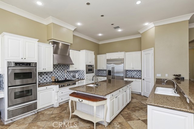 Detail Gallery Image 8 of 13 For 4073 Suzie Cir, Corona,  CA 92881 - 5 Beds | 4/2 Baths