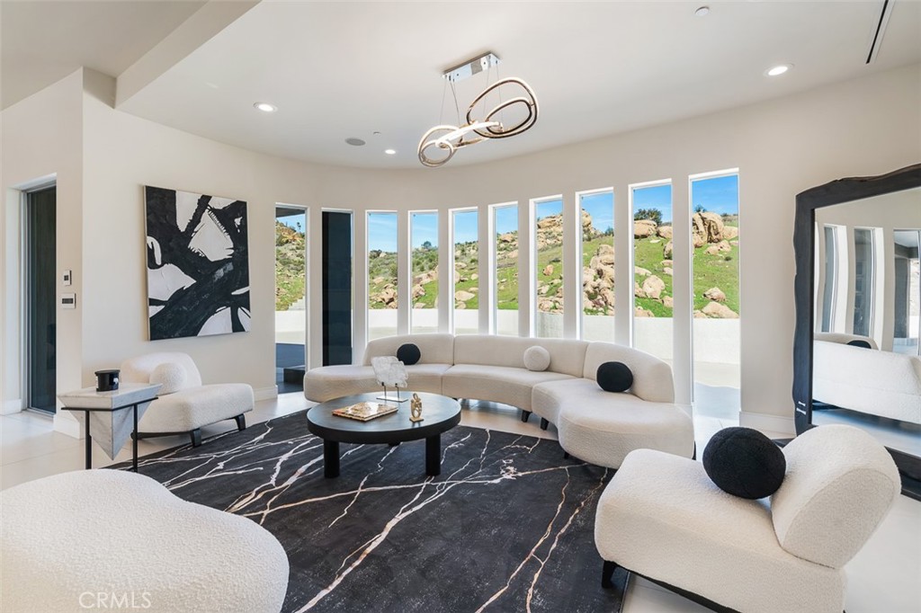 https://media.crmls.org/medias/f40c16ed-6210-4bf3-b191-9369fb2c5b2a.jpg?preset=X-Large