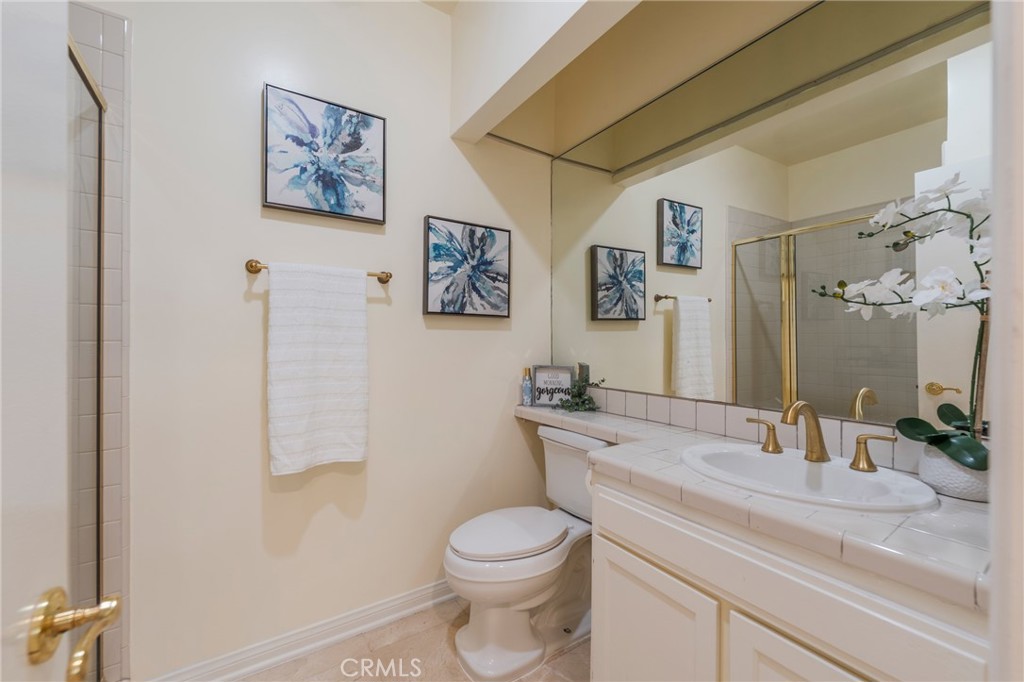https://media.crmls.org/medias/f40c249b-f136-4e09-9f7d-c6ce0d38003d.jpg?preset=X-Large