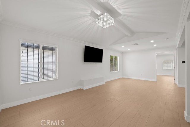 5025 Noble Avenue, Sherman Oaks CA: https://media.crmls.org/medias/f40c61b8-82b2-40ea-891b-b5403e1112b4.jpg