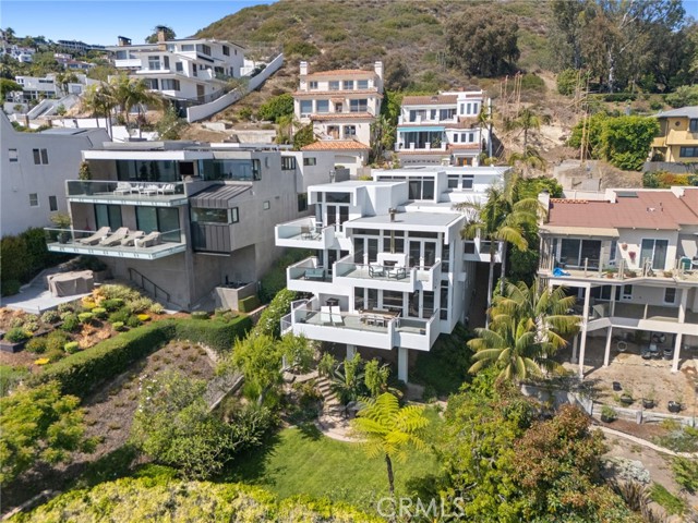 1061 Skyline Drive, Laguna Beach CA: https://media.crmls.org/medias/f40d81b3-2c86-4b4e-a839-3a5ae228874a.jpg