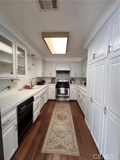 Detail Gallery Image 4 of 25 For 7327 N Loma Verde Ave, Canoga Park,  CA 91303 - 5 Beds | 5 Baths
