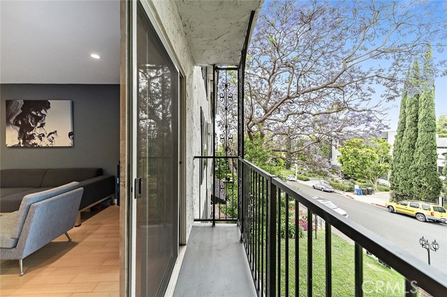 1222 N Olive Dr, West Hollywood CA: https://media.crmls.org/medias/f40f4d3f-2d06-470c-bcff-64b2829bca1e.jpg