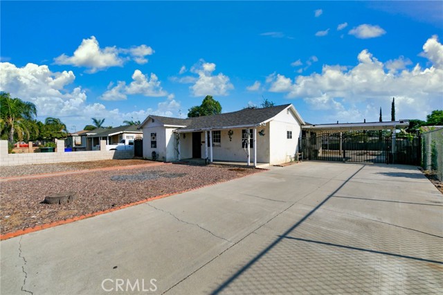 14935 Hibiscus Avenue, Fontana CA: https://media.crmls.org/medias/f411935e-f92e-4be9-9b99-0e15e92acd9f.jpg