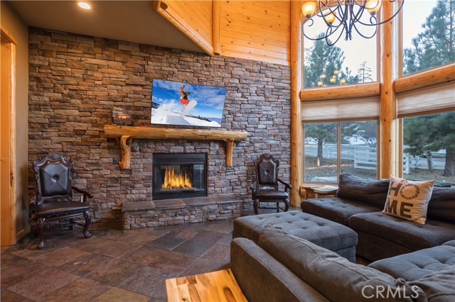 325 Stoney Creek Road, Big Bear Lake CA: https://media.crmls.org/medias/f4120585-12ca-4a35-bf75-45deaa6f17ca.jpg