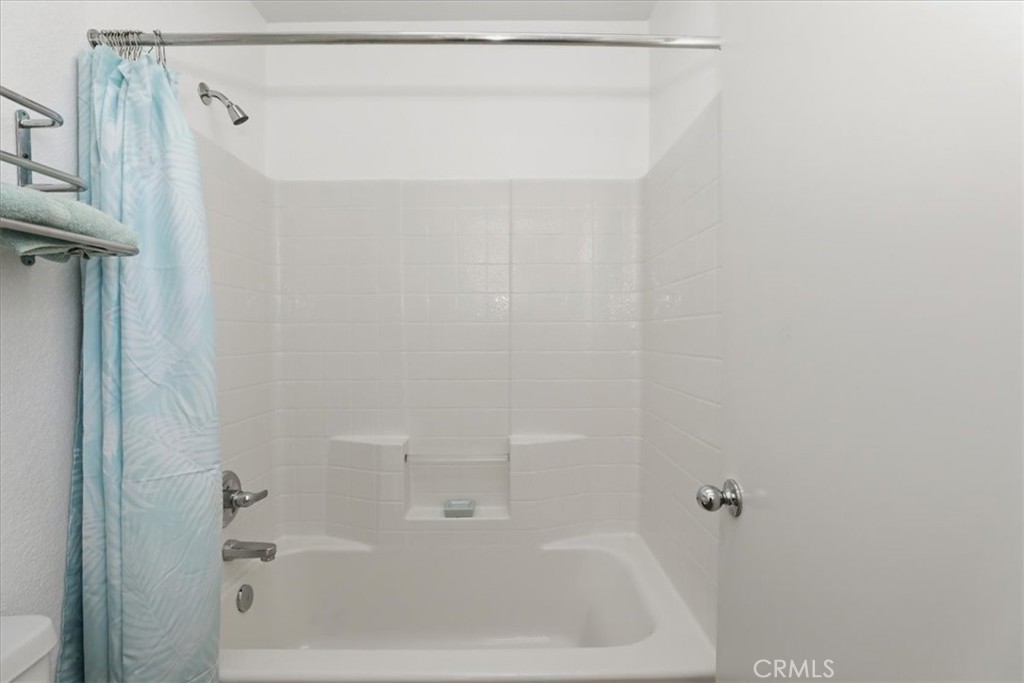 https://media.crmls.org/medias/f4166715-2c75-4694-9473-33e7d5b4bc29.jpg?preset=X-Large