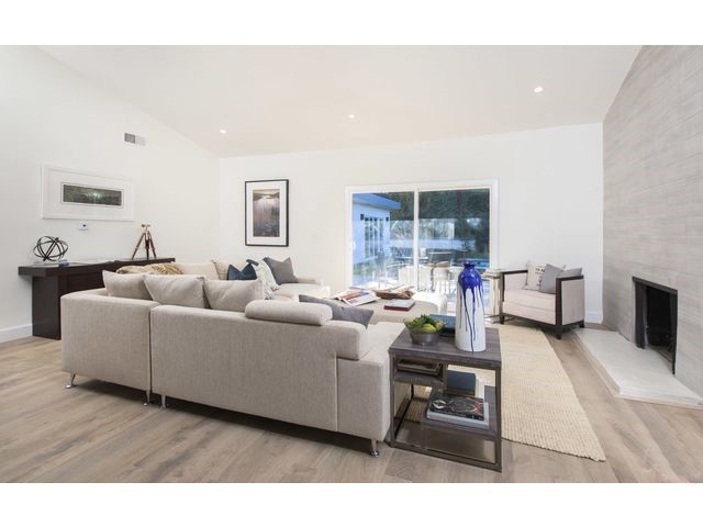15672 Castlewoods Drive, Sherman Oaks CA: https://media.crmls.org/medias/f420b4d8-6f12-4c34-b172-441e73bd9c41.jpg