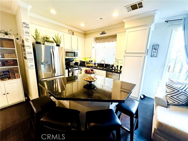 9173 Burnet Avenue, North Hills CA: https://media.crmls.org/medias/f4219291-87fe-42d9-a622-e336dd7cc2cc.jpg