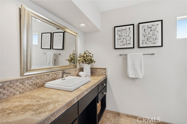 6 Rue Marseilles, Newport Beach CA: https://media.crmls.org/medias/f4221ba5-948a-4301-a1f7-fafe3d79c80b.jpg