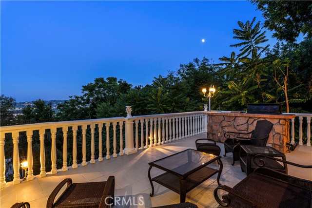 3916 Carnavon Way, Los Angeles CA: https://media.crmls.org/medias/f42323e8-243c-4a74-acb2-121c7bba08a6.jpg