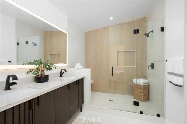3189 S Bentley Avenue, Los Angeles CA: https://media.crmls.org/medias/f423c1c8-5d20-4b80-b356-a7636f3f98cc.jpg
