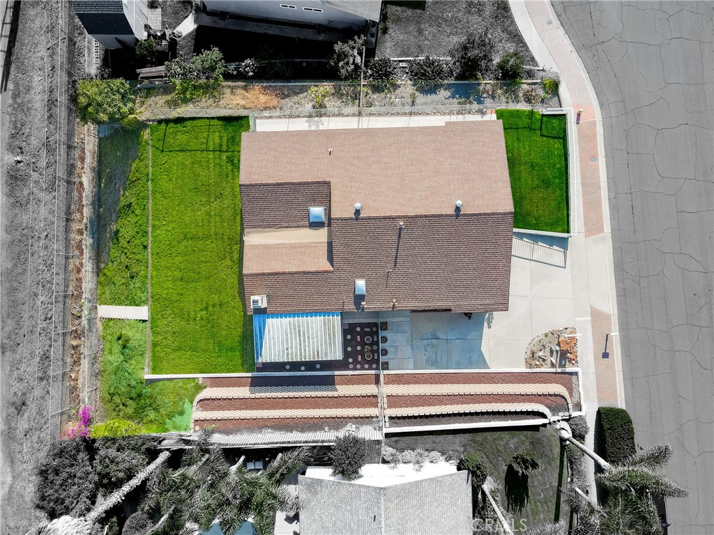 https://media.crmls.org/medias/f4240aa1-cb95-4916-b6ca-d11591e6d05a.jpg?preset=X-Large
