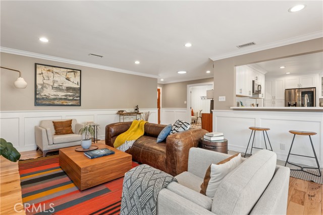 Detail Gallery Image 2 of 31 For 8844 Villanova Ave, Los Angeles,  CA 90045 - 5 Beds | 4 Baths