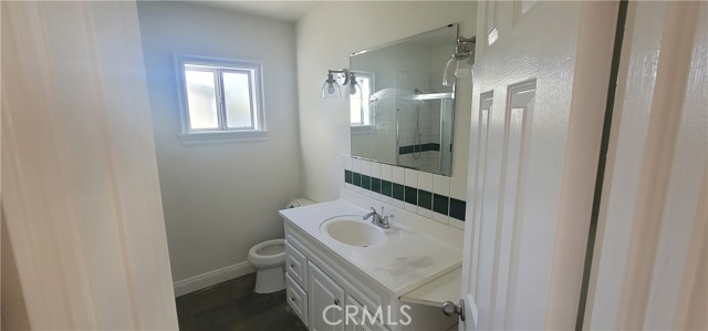 Detail Gallery Image 4 of 7 For 19538 Leadwell, Reseda,  CA 91335 - 2 Beds | 1 Baths