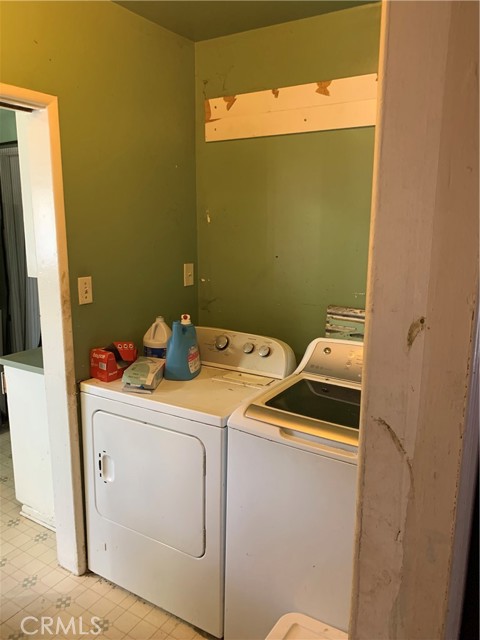 Detail Gallery Image 14 of 56 For 1527 S Bentley Ave, Compton,  CA 90220 - 3 Beds | 2/1 Baths