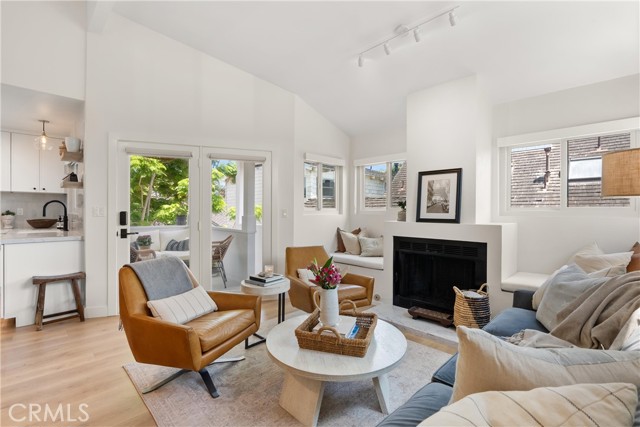 Detail Gallery Image 3 of 19 For 617 1/2 Acacia Ave, Corona Del Mar,  CA 92625 - 2 Beds | 2 Baths