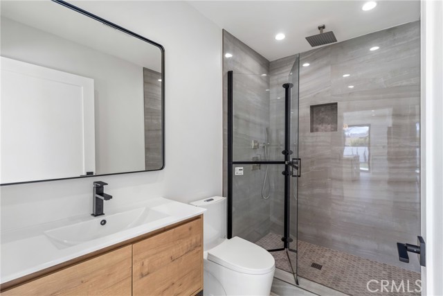 Detail Gallery Image 8 of 19 For 6830 N Lubao Ave, Winnetka,  CA 91306 - 5 Beds | 6 Baths