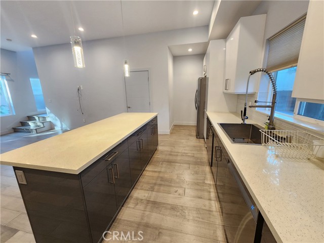 Detail Gallery Image 8 of 29 For 6848 Encino, Encino,  CA 91406 - 3 Beds | 3 Baths