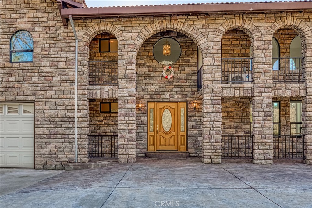 https://media.crmls.org/medias/f42e5099-297f-4436-8c1d-8c6bc3b2523d.jpg?preset=X-Large
