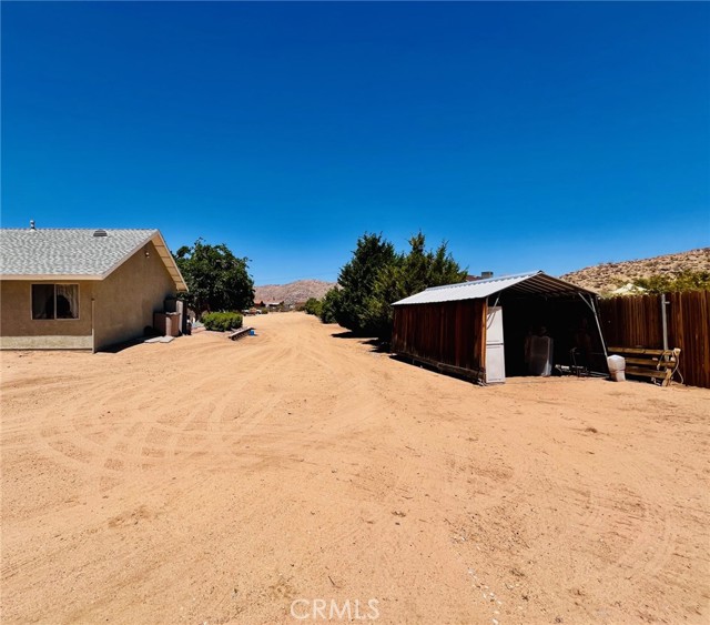 24212 Kansa Road, Apple Valley CA: https://media.crmls.org/medias/f42e994c-34cb-4a8e-9a5c-5b95b8e5e8fa.jpg