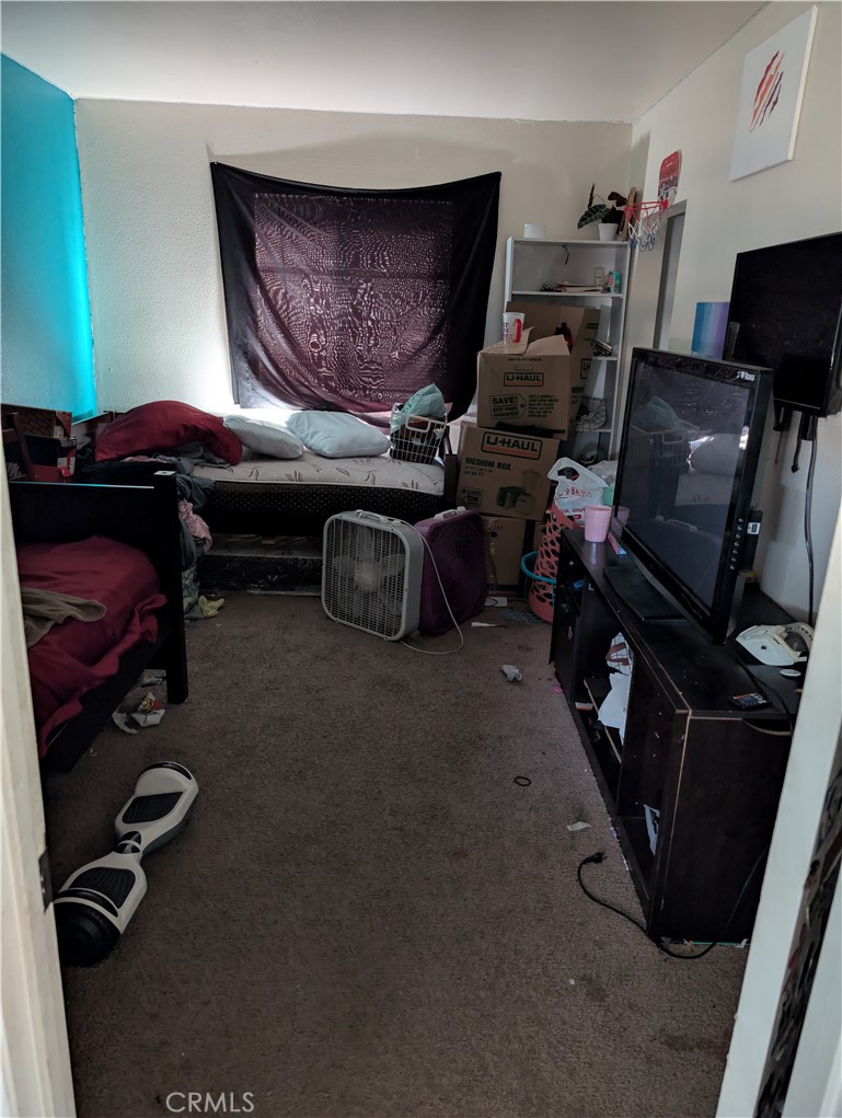 https://media.crmls.org/medias/f430e596-56f7-4003-b477-8b1545ee8525.jpg?preset=X-Large