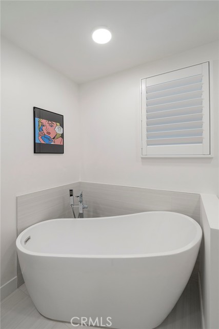 Soaking in this beautiful bathtub after a stressful day make it very welcoming