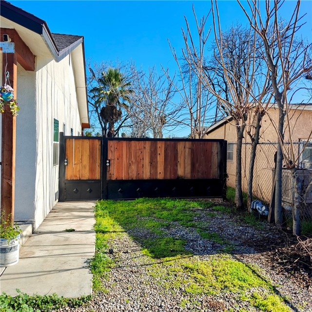 Detail Gallery Image 2 of 18 For 2425 S 10th St, Fresno,  CA 93725 - 2 Beds | 2 Baths