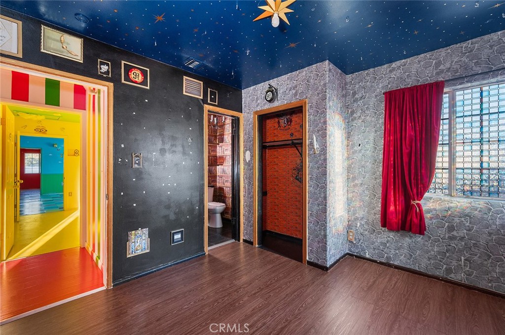 https://media.crmls.org/medias/f4353a95-d400-421f-84ba-cf616bb6fd45.jpg?preset=X-Large