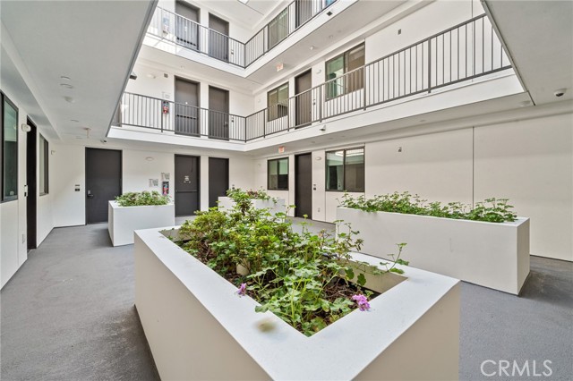 Detail Gallery Image 6 of 24 For 7510 Sepulveda Bld, Van Nuys,  CA 91405 - 3 Beds | 2 Baths