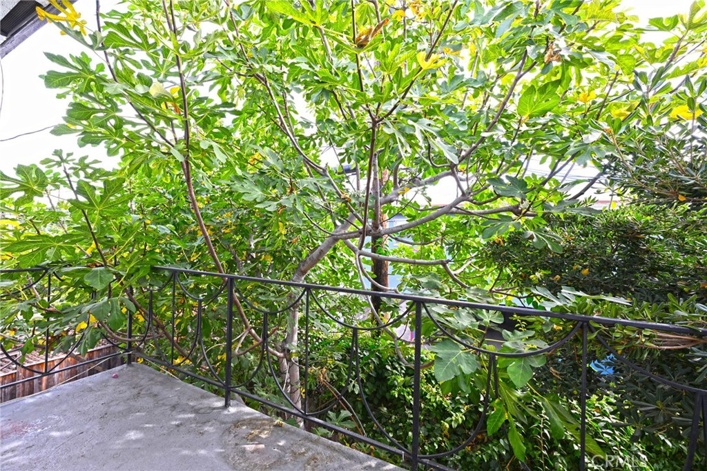 https://media.crmls.org/medias/f43bcc32-ee72-4924-ba9f-617c37dc4f92.jpg?preset=X-Large
