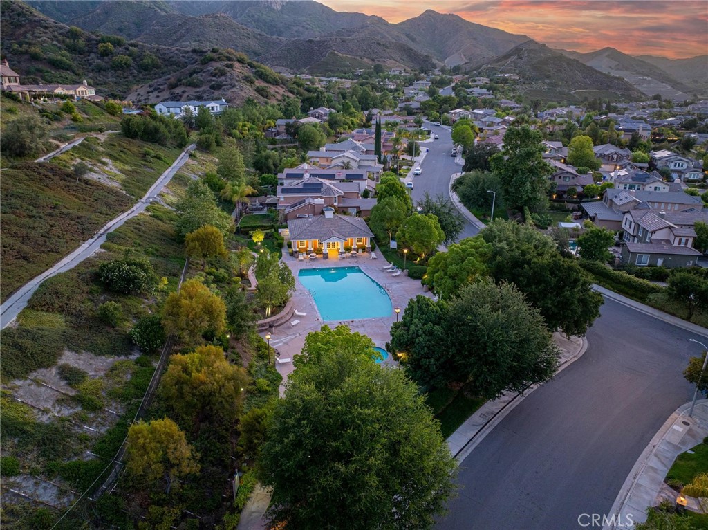 https://media.crmls.org/medias/f4411f30-ef66-45da-97f2-195216f76f89.jpg?preset=X-Large