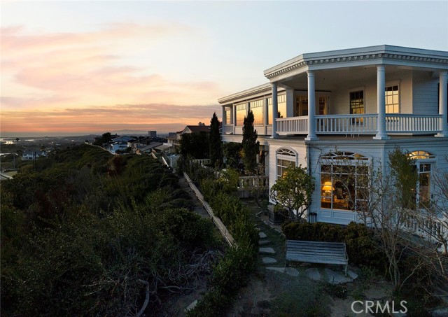 1 San Mateo Way, Corona del Mar CA: https://media.crmls.org/medias/f4413359-cbf9-4379-917f-7be70bea8cb5.jpg
