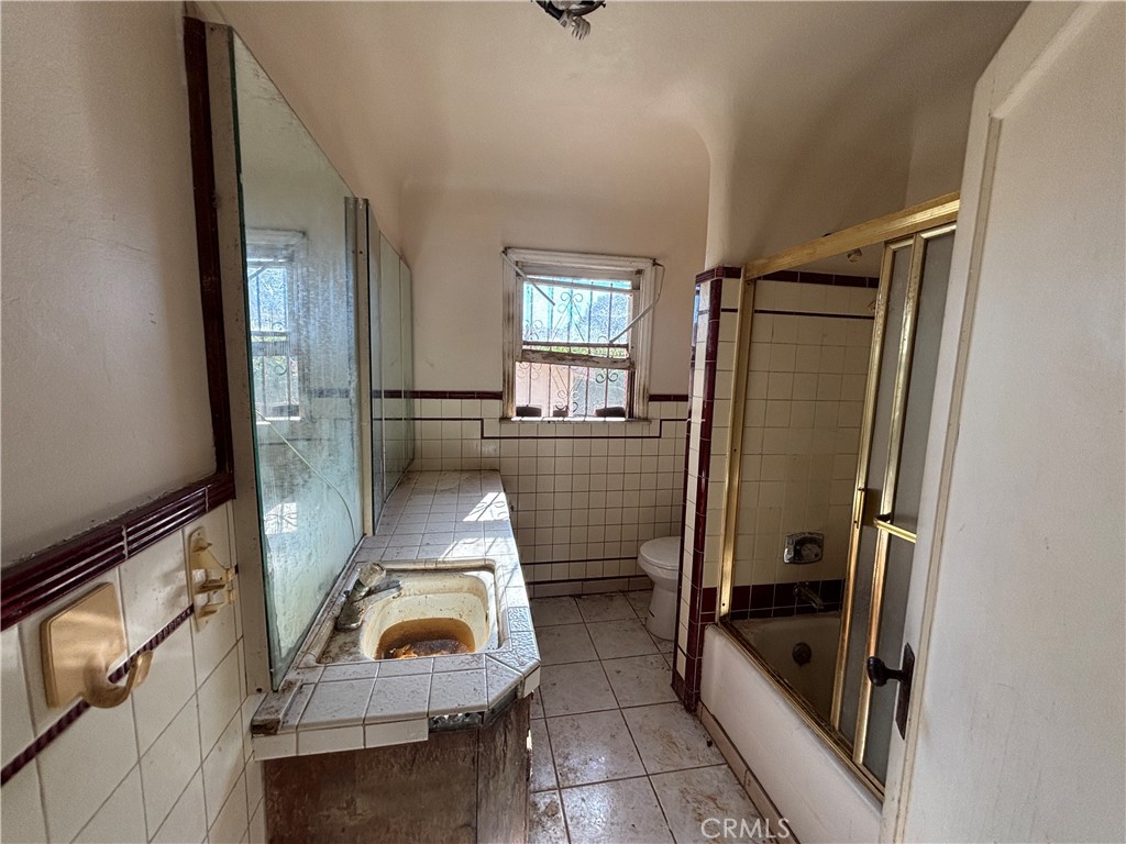 https://media.crmls.org/medias/f4420709-adb7-45f0-9c8b-7b7868472701.jpg?preset=X-Large