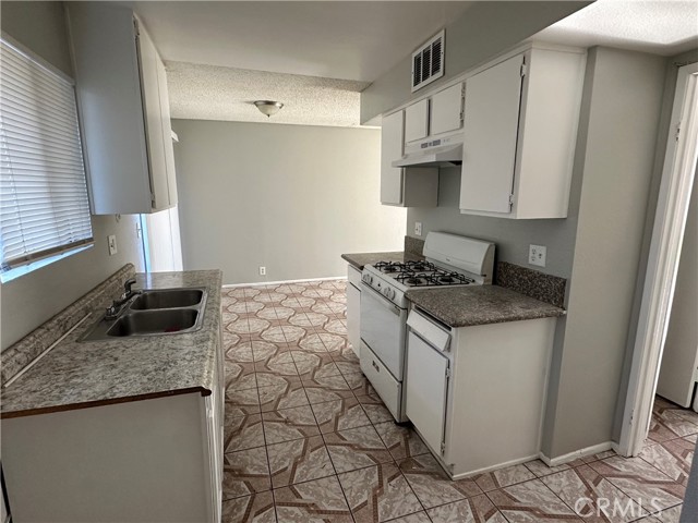 Detail Gallery Image 8 of 20 For 349 N Eucalyptus Ave, Rialto,  CA 92376 - 4 Beds | 2/1 Baths