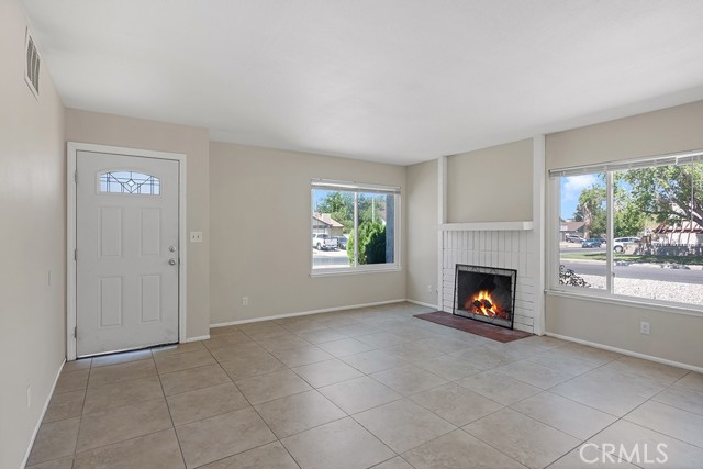 Detail Gallery Image 5 of 28 For 44556 Fenhold, Lancaster,  CA 93535 - 4 Beds | 2 Baths