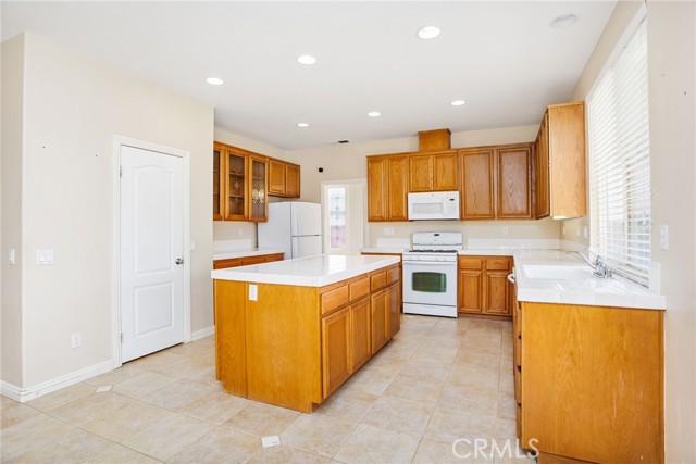 Detail Gallery Image 16 of 67 For 28536 Mission Dr, Menifee,  CA 92584 - 6 Beds | 4 Baths