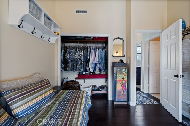 533 Roswell Avenue, Long Beach CA: https://media.crmls.org/medias/f4470c2d-a99b-4256-bd73-a21cbe94f5d4.jpg