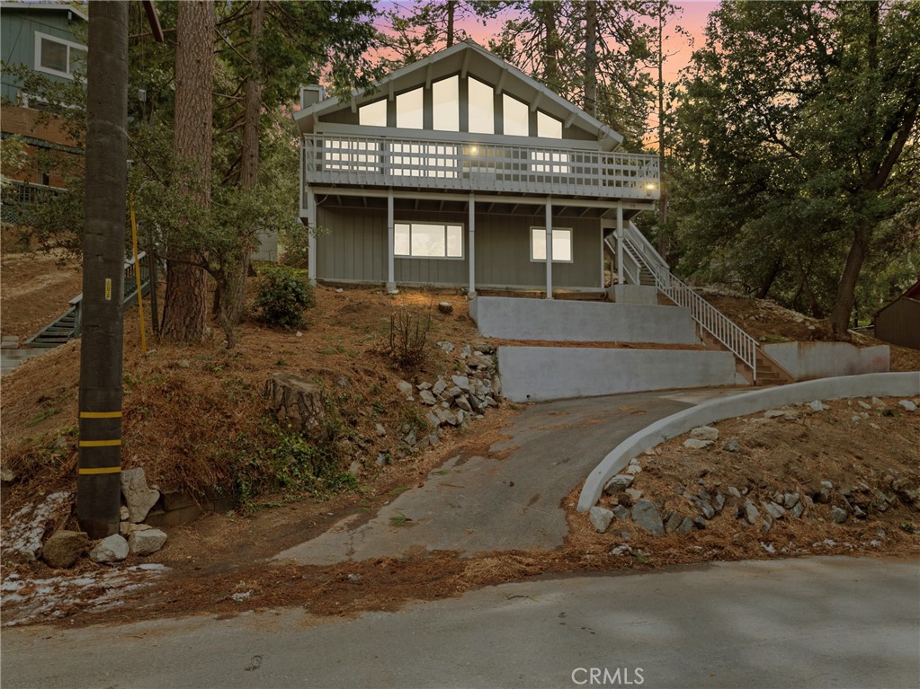 https://media.crmls.org/medias/f44c4c5e-47a0-4181-b5f4-f1973b5e44cc.jpg?preset=X-Large